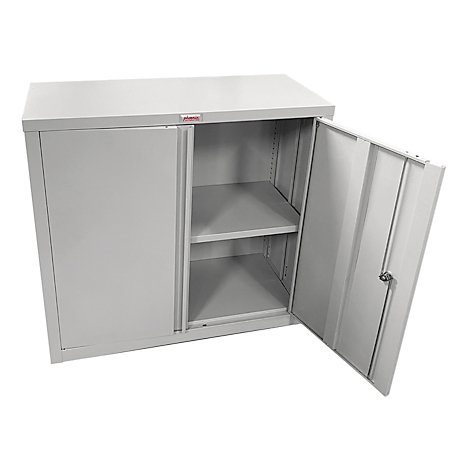 Grauer Stahlschrank, eine Tür ist geöffnet, sodass zwei Ablagen sichtbar sind. Auf dem Schrank ist ein roter Schriftzug.