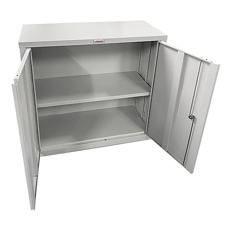 Hellgrauer Stahlschrank mit geöffneten Türen. Im Inneren sind zwei Einlegeböden zu sehen.