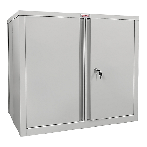 Grauer Stahlschrank mit zwei Türen und einem Schlüssel. Oben rechts befindet sich ein roter Schriftzug.