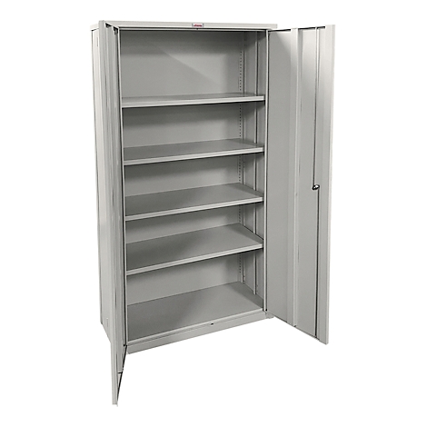 Grauer Stahlschrank mit geöffneten Türen, sechs Einlegeböden. Auf rotem Aufkleber steht "Achtung".