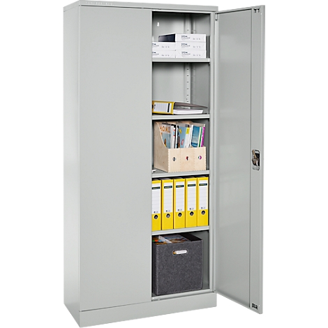 Grauer Metallschrank mit zwei Flügeltüren, davon eine offen mit Aktenordnern und Boxen in den Regalfächern.