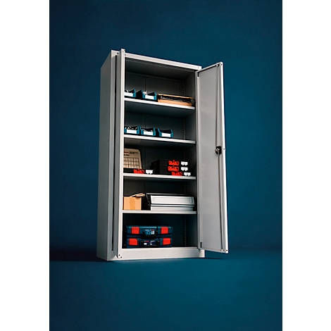 Een open grijze metalen kast tegen een donkerblauwe achtergrond, gevuld met gereedschapskoffers en opbergdozen.
