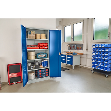 Een blauwe gereedschapskast staat in een heldere werkplaats. Hij is gevuld met gereedschap en accessoires, de deur staat open.