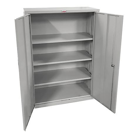 Grijze stalen kast met open deuren. Vier planken. Rechterdeur heeft een handvat.