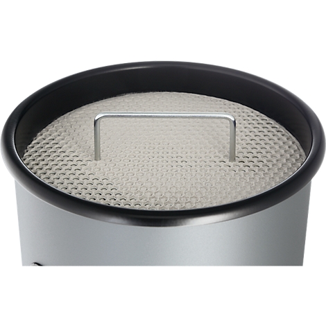 Nahaufnahme eines silbernen Behälters mit gelochtem, beigem Filtereinsatz und kleinem Metallgriff.