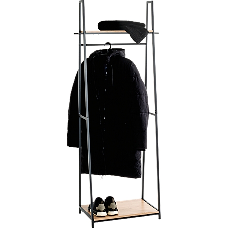 Schwarze Jacke hängt an einem Kleiderständer, zusammen mit einer Mütze und Schuhen.