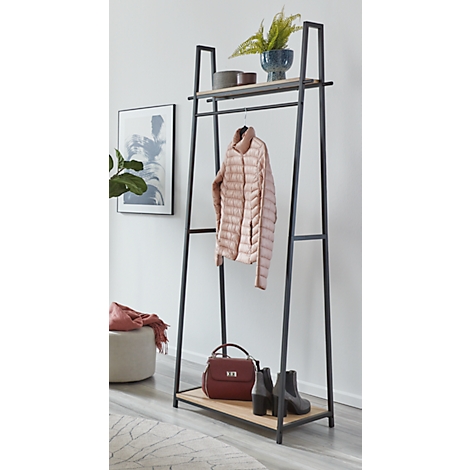 Eine Garderobe in Schwarz mit Ablageflächen. Jacke, Tasche und Schuhe dekoriert die Ablage.