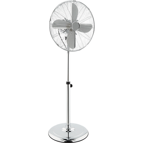 Verchromter Standventilator. Der Ventilator hat vier Flügel und ein Schutzgitter. Er steht auf einem runden Fuß.