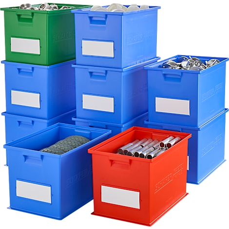 Blauwe, groene en rode plastic dozen met verschillende inhoud, zoals metalen onderdelen. Elke doos heeft een wit etiket.