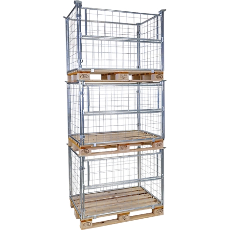Drie metalen gaasboxen gestapeld op pallets.