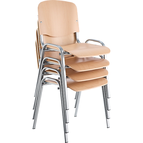 Gestapelde houten stoelen met zilveren metalen poten.