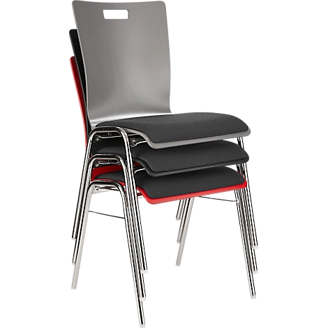 Gestapelde stoelen: grijs, zwart en rood. Metalen poten en gebogen rugleuning.