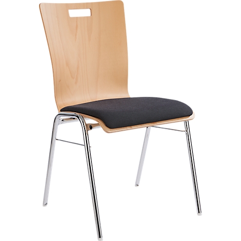 Stoel met houten rug en frame, zwart zitkussen en zilveren poten.