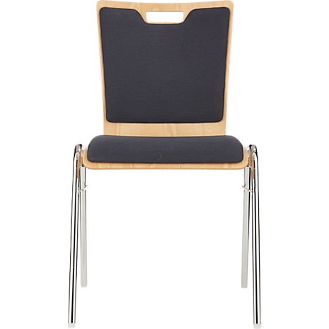 Een stoel met een houten frame en donkergrijze bekleding. De stoelpoten zijn zilverkleurig.