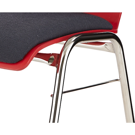 Close-up van een stoel: rood frame, zilveren poten, zwarte zitting.