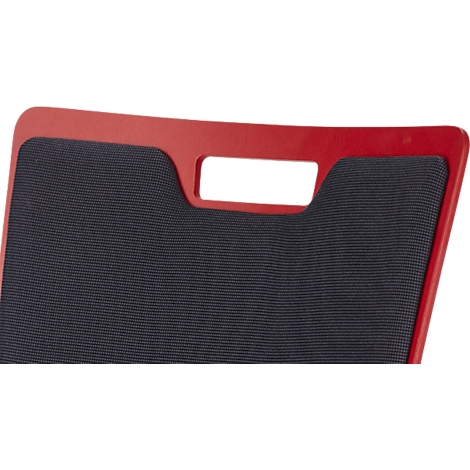 Close-up van de rugleuning van een stoel. Rood frame, zwart mesh, handgreepopening.