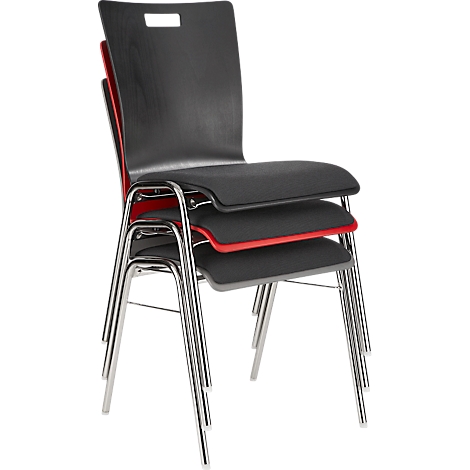 Gestapelde zwarte stoelen met rode accenten. De stoelen hebben verchroomde poten en een ergonomische vorm.