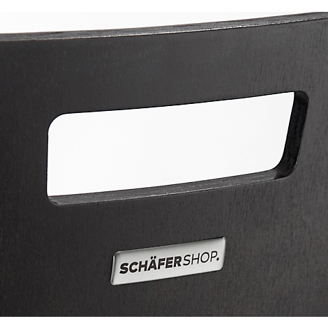 Detail van een zwarte houten rugleuning met een uitsparing. Daaronder een label met de tekst SCHÄFERSHOP.