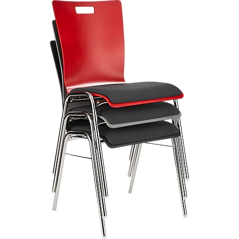 Gestapelde stoelen met rode, zwarte en grijze zitting, metalen frame. De bovenste stoel heeft een rode rugleuning met een handvat.