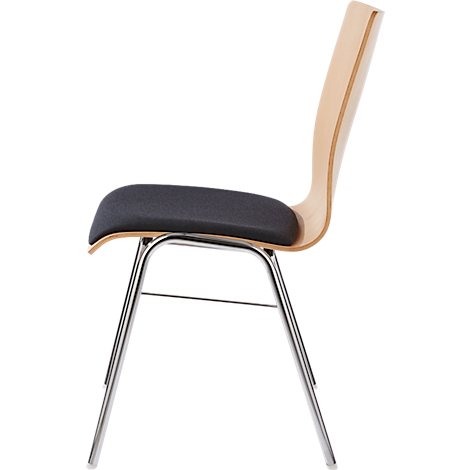 Stuhl mit Holzlehne und schwarzem Sitz, verchromtes Gestell. Seitenansicht.