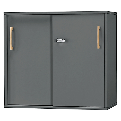 Grijze wandkast met lichte houten handgrepen en een sluiting.