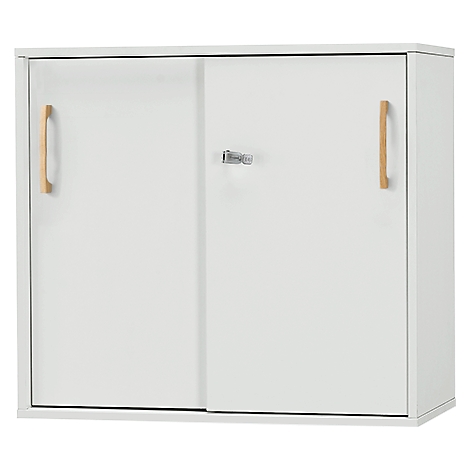 Witte kast met schuifdeuren, houten handgrepen en zilveren slot.