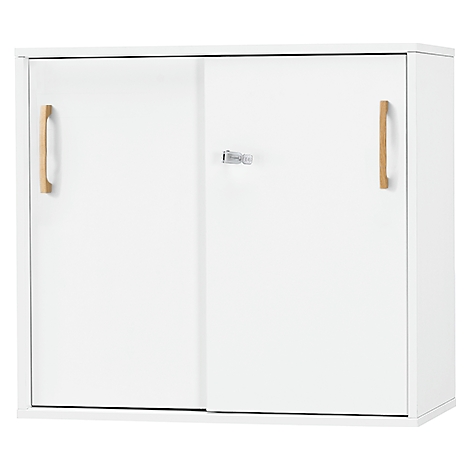 Witte kast met schuifdeuren. Houten handgrepen en een chromen handvat.