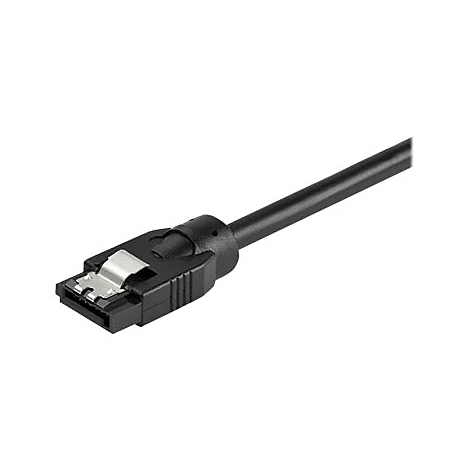 Schwarzes SATA-Datenkabel mit Metallclip vor weißem Hintergrund.