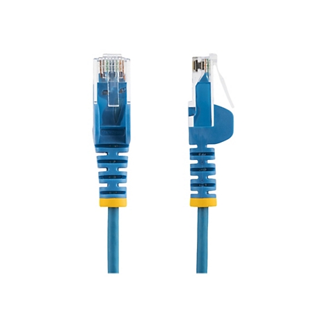 Zwei blaue RJ45-Stecker, links Ansicht von vorne, rechts von der Seite. Beide mit gelben Akzenten und transparenten Anschlüssen.