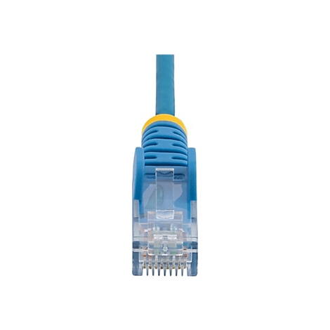 Nahaufnahme eines blauen Ethernet-Kabels mit gelben und transparenten Elementen. Der Stecker ist im Fokus.