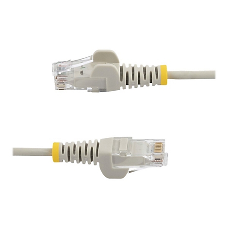 Zwei RJ45-Stecker mit hellgrauen Kabeln vor weißem Hintergrund. Die Stecker sind grau-transparent, mit gelben Akzenten.