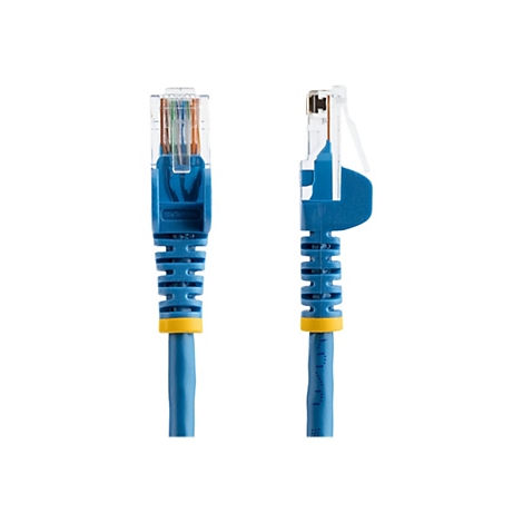Zwei blaue Ethernet-Kabel, nebeneinander abgebildet. Mit blauen Steckern, transparenten Schutzhüllen und gelben Akzenten.