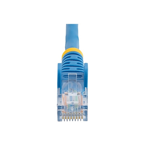 Nahaufnahme eines blauen Ethernet-Kabels mit gelben Akzenten und transparentem Stecker. Die Stifte sind sichtbar.