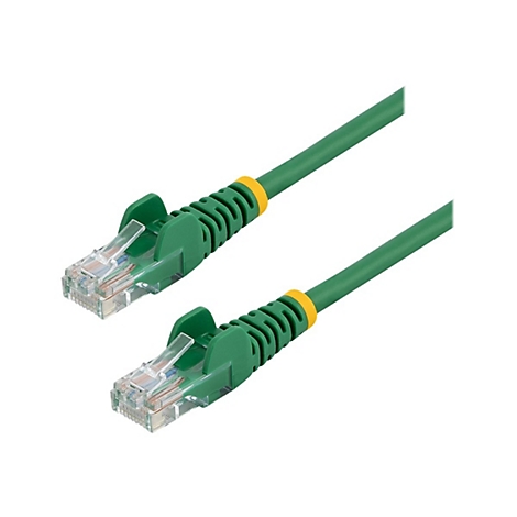 Zwei grüne Netzwerkkabel mit Steckern, gelben Ringen und transparenten Schutzkappen auf weißem Hintergrund.