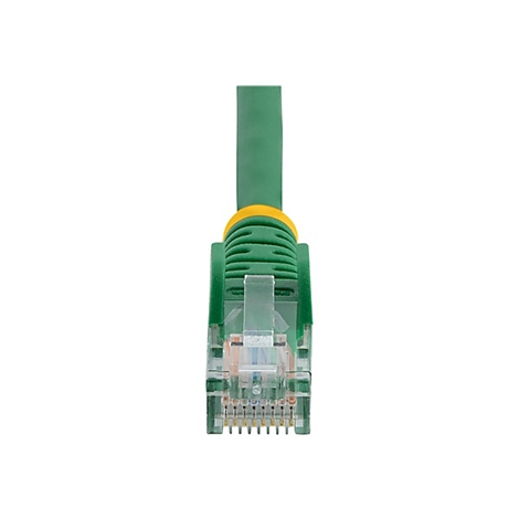Nahaufnahme eines grünen RJ45-Steckers für ein Ethernet-Kabel. Der Stecker hat einen transparenten Kunststoffteil, durch den man die internen Pins sehen kann. Der Stecker hat eine gelbe Umrandung und ist auf weißem Hintergrund zentriert.