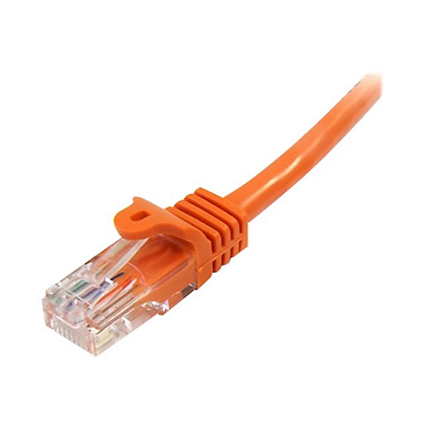 Ein orangefarbenes Ethernet-Kabel auf weißem Hintergrund. Der Stecker ist im Detail zu sehen, mit farbigen Drähten und einem Schutz.