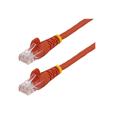 Zwei orangefarbene Netzwerkkabel mit RJ45-Steckern auf weißem Hintergrund.