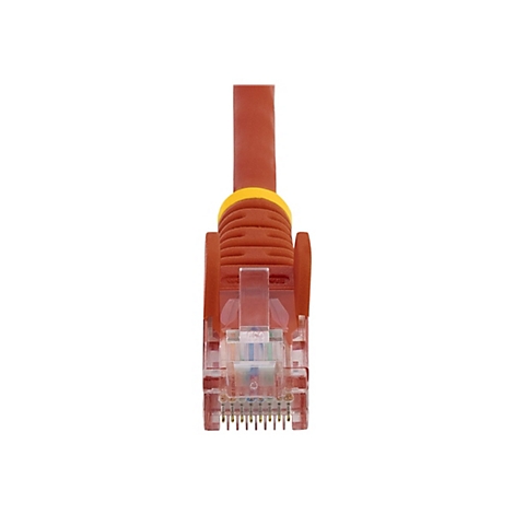 Nahaufnahme eines orangefarbenen Netzwerkkabels mit einem gelben Akzent. Der Stecker ist transparent und zeigt die inneren Drähte.