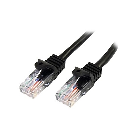 Zwei schwarze Netzwerkkabel mit transparenten Steckern. Die farbigen Kabel sind durch die Stecker sichtbar.