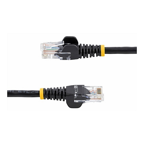 Zwei schwarze Netzwerkkabel-Stecker mit transparenten RJ45-Steckern auf weißem Hintergrund. Gelbe Ringe an den Steckern.