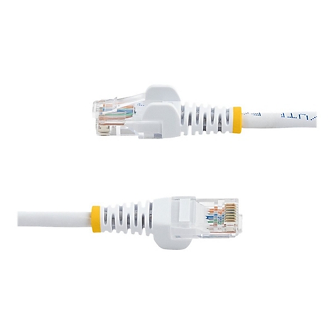 Zwei weiße Ethernet-Kabel, die von oben und unten gezeigt werden. Die Stecker sind aus transparentem Kunststoff und die Kabelenden sind gelb markiert.