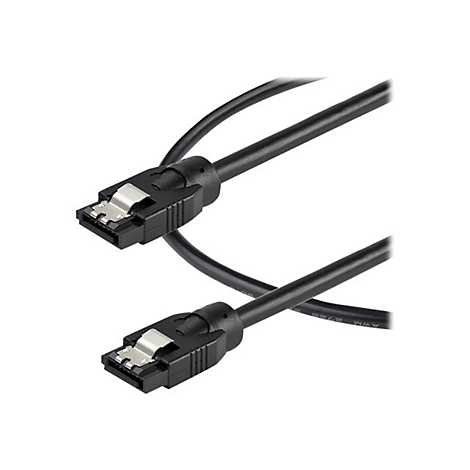 Schwarzes SATA-Kabel mit Metall-Clip-Verriegelung an beiden Enden auf weißem Hintergrund.
