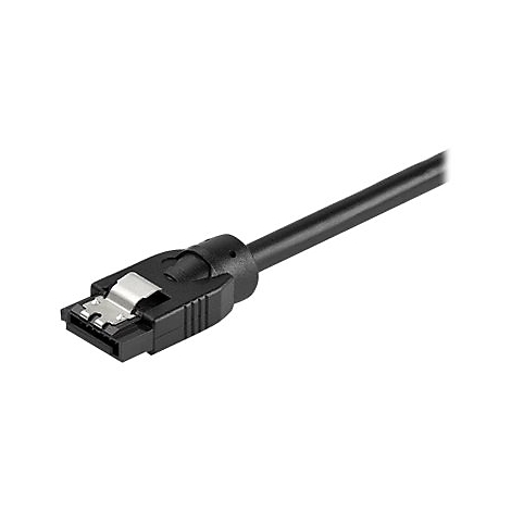 Nahaufnahme eines schwarzen SATA-Datenkabels mit Metallclip auf weißem Hintergrund.