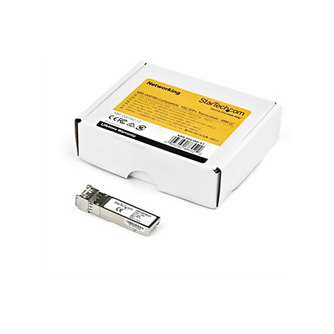 Ein SFP+-Transceiver und die Verpackung, beides vor weißem Hintergrund. Auf der Verpackung steht "Networking" und "StarTech.com".