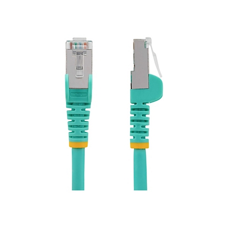 Zwei Ansichten eines RJ45-Steckers mit türkisfarbenem Kabel. Der Stecker ist metallfarben mit transparenten Elementen, das Kabel hat einen gelben Akzent.