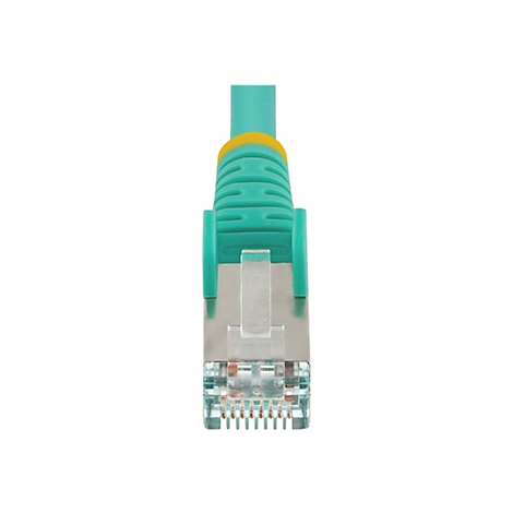 Nahaufnahme eines grünen RJ45-Steckers für ein Ethernet-Kabel. Der Stecker hat einen transparenten Verschluss, goldene Kontakte und ist vor weißem Hintergrund zentriert.