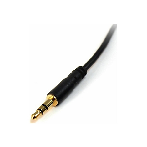 Nahaufnahme eines goldenen 3,5 mm Klinkensteckers mit schwarzem Kabel vor weißem Hintergrund.