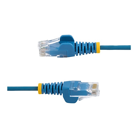 Zwei blaue RJ45-Stecker mit gelben Akzenten und blauem Kabel vor weißem Hintergrund.