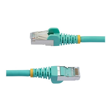 Zwei Enden eines türkisfarbenen Netzwerkkabels mit gelben und silbernen Details, vor weißem Hintergrund.