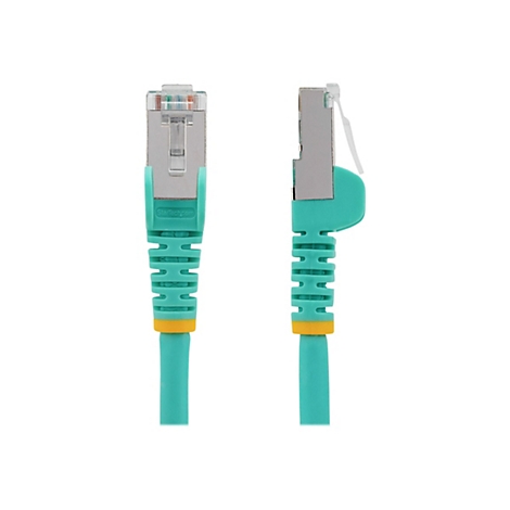 Zwei RJ45-Stecker mit türkisfarbenem Kabel. Einer von vorne, einer von der Seite.